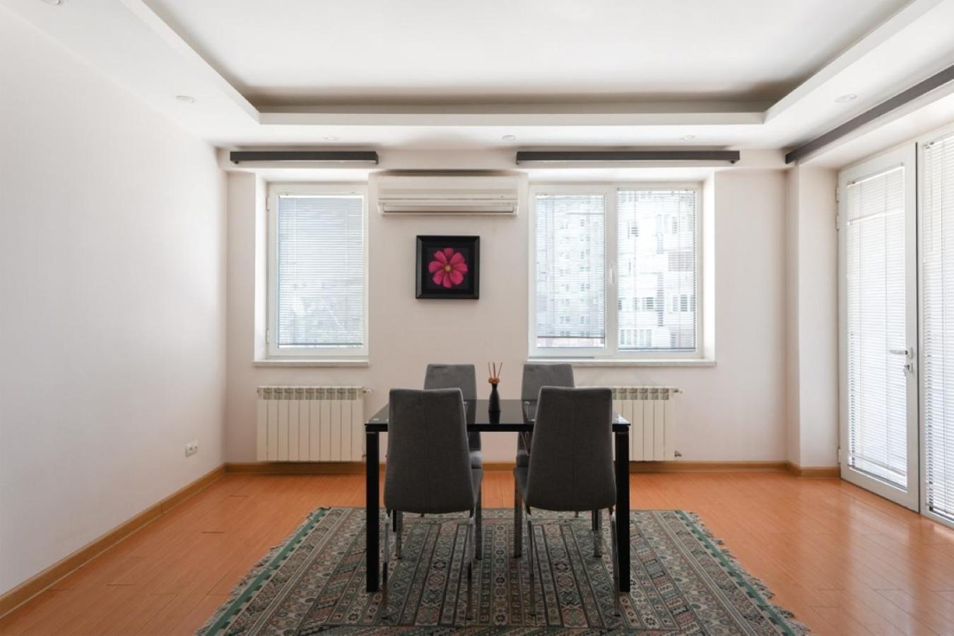 Ris Central Apartments 耶烈万 外观 照片