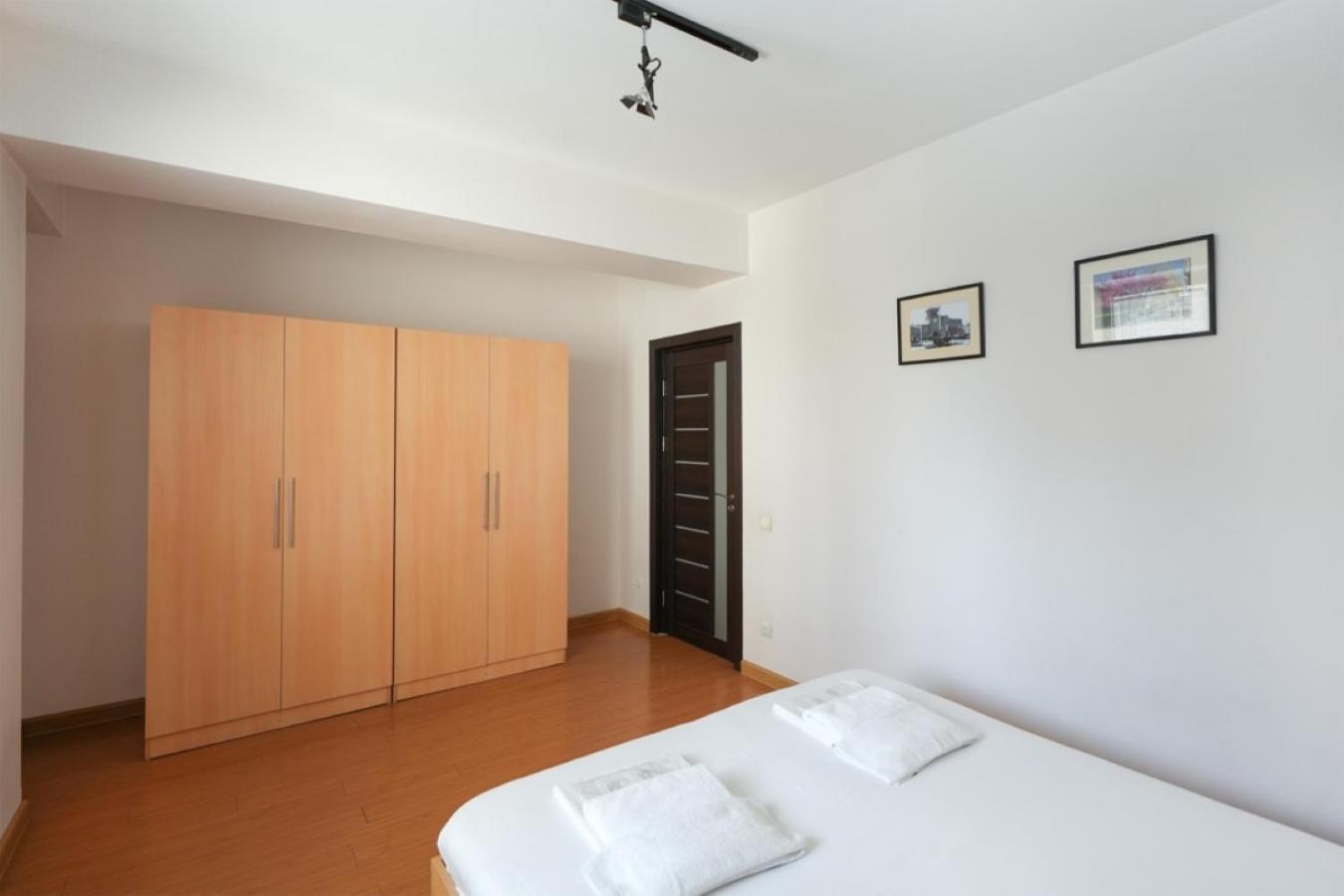 Ris Central Apartments 耶烈万 外观 照片