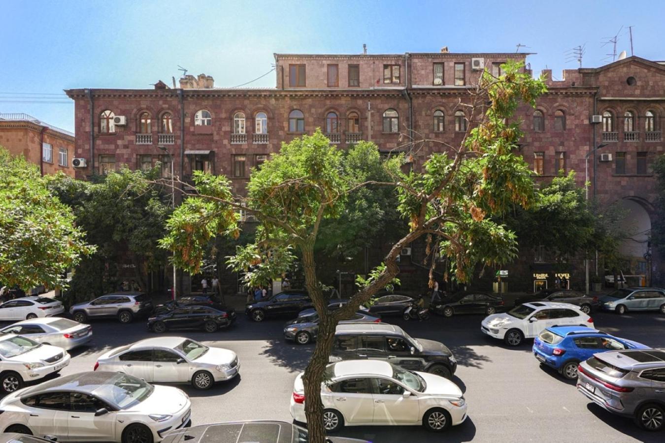 Ris Central Apartments 耶烈万 外观 照片